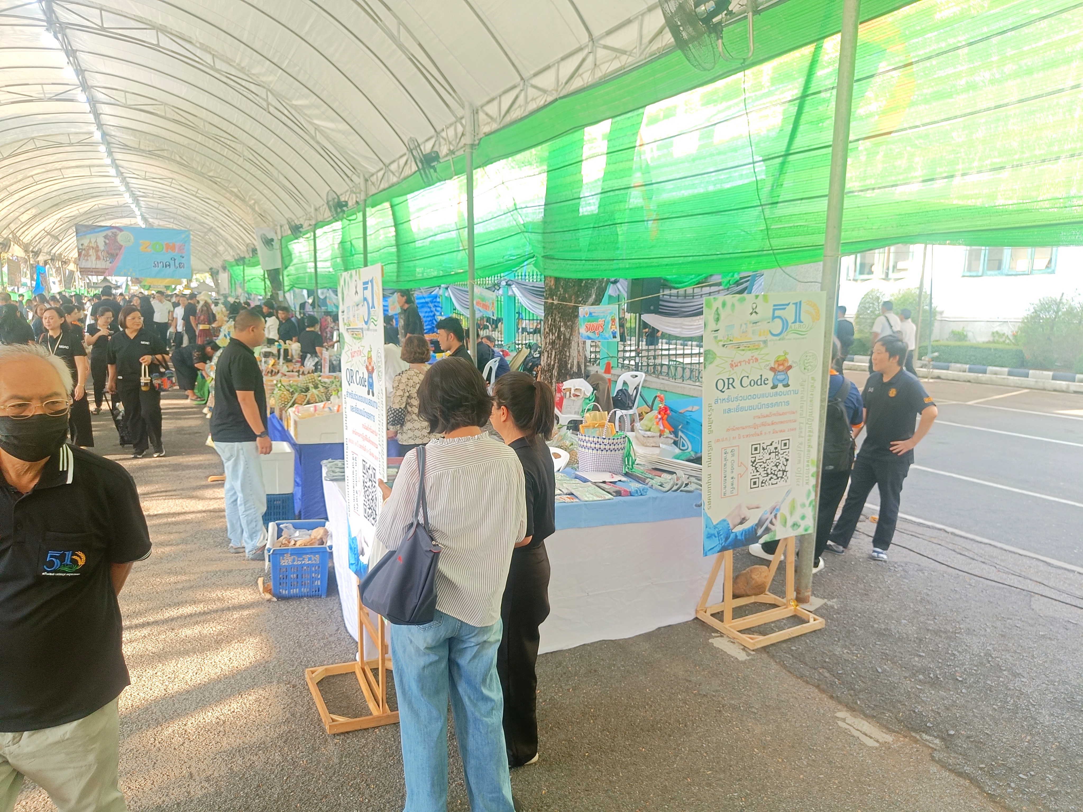 title - คณะทำงานฝ่ายติดตามประเมินผลการจัดงาน วันคล้ายวันสถาปนาสำนักงานการปฏิรูปที่ดินเพื่อเกษตรกรรม (ส.ป.ก.) ครบรอบ 51 ปี เปิดตั้งจุดให้ผู้ร่วมงานได้ร่วมสนุก เล่นเกมส์ และตอบแบบประเมินผลการจัดงาน ผ่านระบบออนไลน์